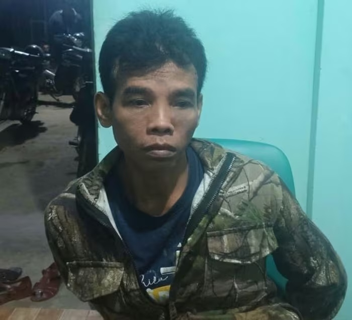 Đối tượng Điểu Trung bị bắt giữ, bàn giao cho cơ quan công an. (Ảnh: Công an Nhân dân).