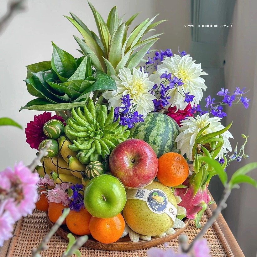 Mâm ngũ quả là lễ vật không thể thiếu trên các ban thờ của người Việt dịp Tết.