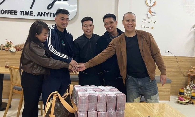 Anh Huấn (giữa) cùng hai anh Tuất và Cường (bên phải) trao trả tiền cho vợ chồng người đánh rơi.