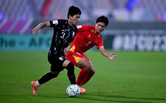 Nguyễn Thái Quốc Cường (phải) áp sát đối thủ trong trận Việt Nam thắng Hàn Quốc ở trận tranh giải Ba U23 châu Á. (Ảnh: AFC).