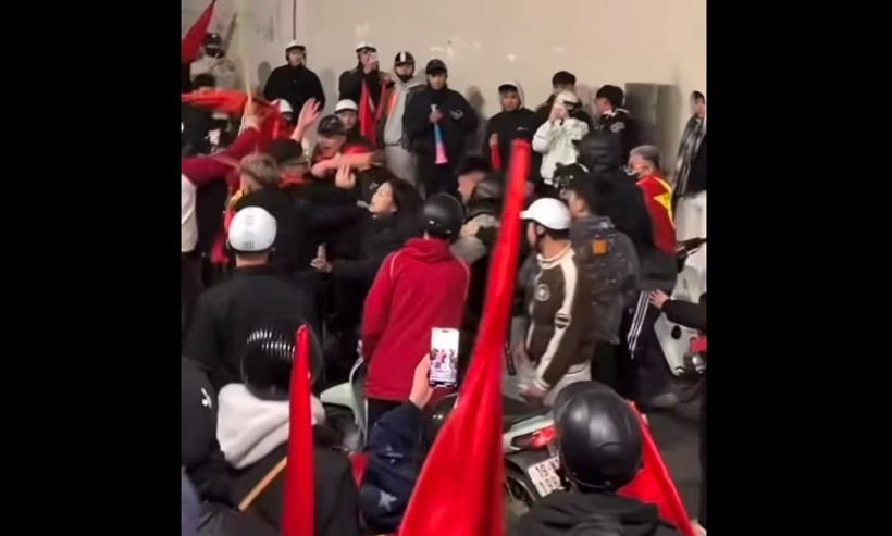 Hình ảnh cắt từ clip ghi lại cảnh nhóm thanh niên đang hành hung một nam giới. Ảnh: Công lý