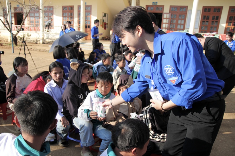 Những chuyến đi gieo yêu thương của một nam sinh tuổi 20