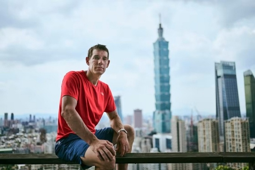 Alex chụp ảnh với tòa tháp Taipei 101 phía sau. Ảnh: Netflix