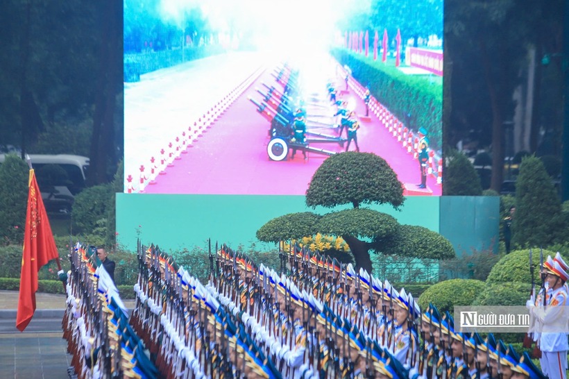 Nghi thức bắn 21 loạt đại bác chào mừng Tổng Bí thư, Chủ tịch nước Lào Thongloun Sisoulith và Phu nhân thăm cấp Nhà nước tới Việt Nam. Đây là nghi thức trang trọng nhất trong lễ tân ngoại giao của Việt Nam.