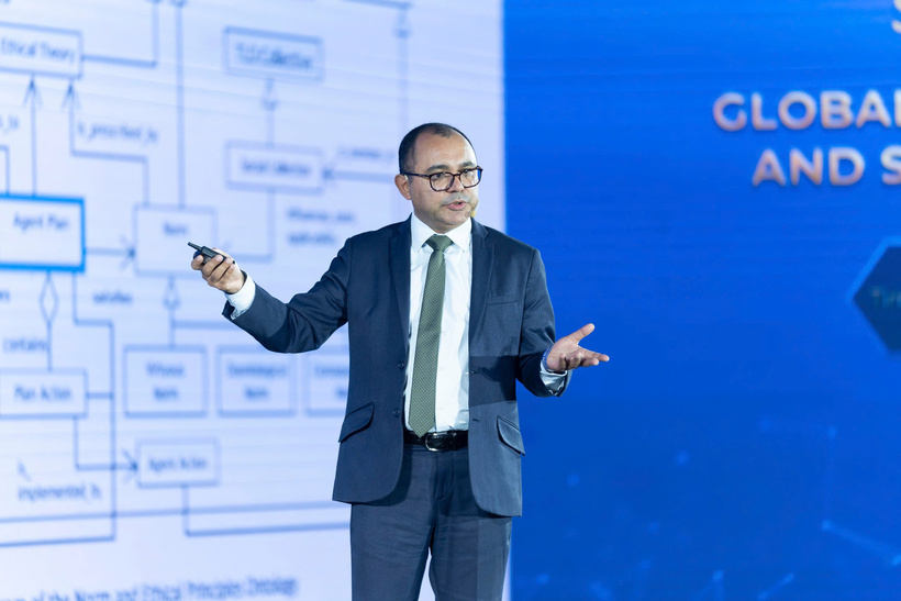 GS. Edson Prestes chia sẻ về xây dựng các hệ thống AI có đạo đức và trách nhiệm tại tọa đàm "AI vì nhân loại: Đạo đức và an toàn AI trong kỷ nguyên mới", trong khuôn khổ Tuần lễ Khoa học Công nghệ VinFuture 2025.