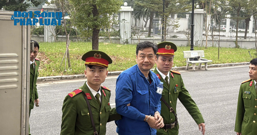 Cảnh sát áp giải các bị cáo đến tòa.