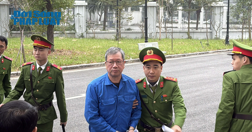 Cảnh sát áp giải các bị cáo đến tòa.