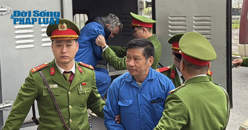 Cảnh sát áp giải các bị cáo đến tòa.