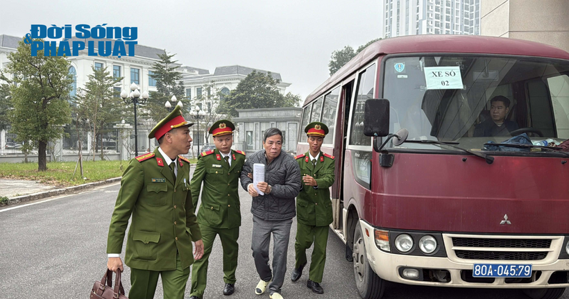 Cận cảnh cảnh sát áp giải các cựu lãnh đạo Tổng công ty Xi măng Việt Nam đến tòa - 5