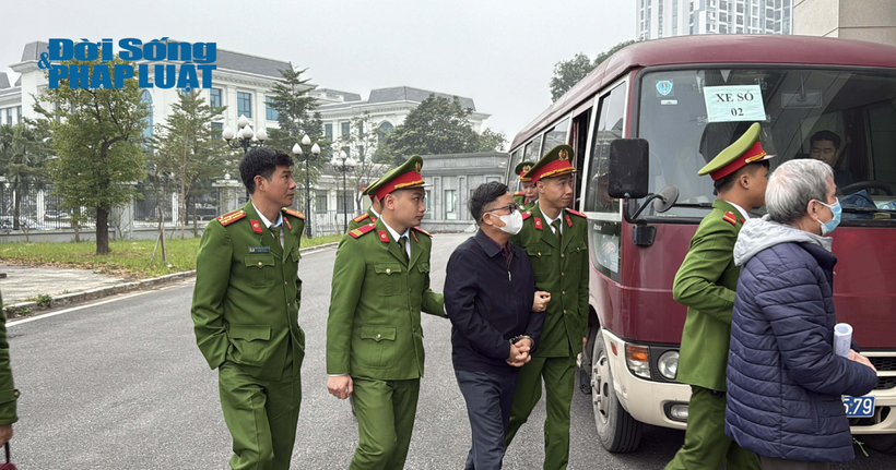 Cảnh sát áp giải các bị cáo đến tòa.