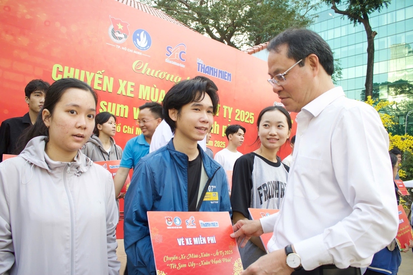 Năm 2025, nhiều sinh viên khó khăn tại TP.HCM được nhận vé xe miễn phí từ chương trình Chuyến xe mùa xuân. (Ảnh: Thanh Niên).