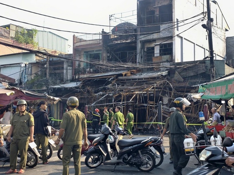 Hiện trường vụ cháy gần chợ Nhị Thiên Đường, phường Bình Đông, nơi bốn căn nhà bị lửa thiêu rụi rạng sáng 26/1. (Ảnh: Pháp luật TP.HCM)