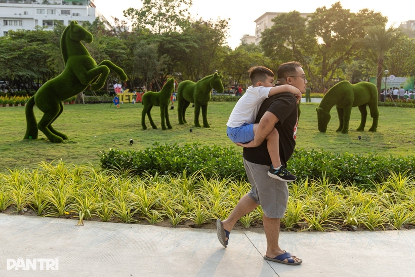 Công viên vừa mở cửa trên khu "đất vàng" Nhà thi đấu Phan Đình Phùng trở thành điểm du xuân mới của người dân TP.HCM. (Ảnh: Dân trí).