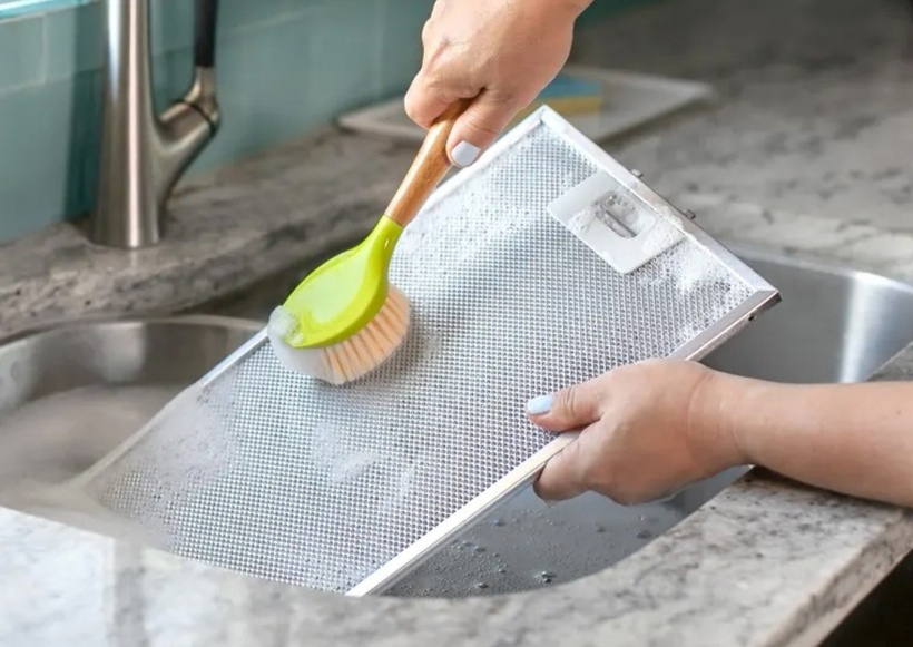 hỉ với những nguyên liệu quen thuộc như baking soda, giấm trắng, chanh tươi hay nước rửa chén, bạn hoàn toàn có thể tự làm sạch máy hút mùi tại nhà, giúp căn bếp luôn gọn gàng, sạch sẽ và an toàn cho sức khỏe cả gia đình.