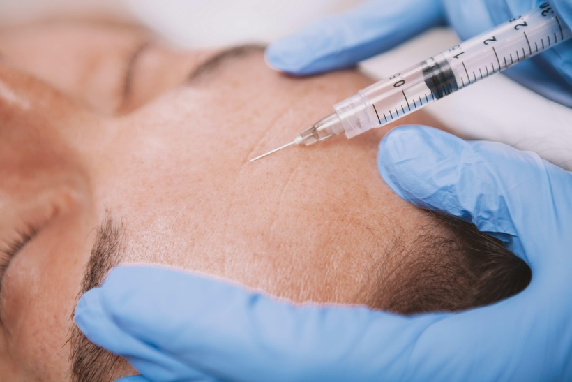 Không chỉ các thủ thuật xâm lấn, trào lưu tự peel da hay tiêm chất trẻ hóa tại nhà cũng tiềm ẩn nhiều rủi ro. Ảnh minh họa.