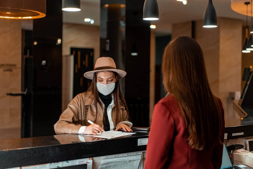 Việc nhân viên không kiểm tra phòng ngay khi khách trả phòng khách sạn không phải là sự lơ là hay thiếu trách nhiệm, mà xuất phát từ quy trình vận hành, áp lực dịch vụ, yếu tố trải nghiệm khách hàng và sự hỗ trợ của các hình thức đặt cọc, công nghệ quản lý hiện đại.