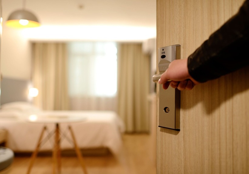 Hiểu rõ điều này sẽ giúp khách lưu trú yên tâm hơn, đồng thời nhìn nhận đúng bản chất của quy trình dịch vụ trong ngành khách sạn.
