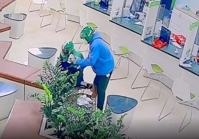 Hình ảnh nghi phạm vụ cướp ngân hàng ở Gia Lai. Ảnh: Tuổi Trẻ