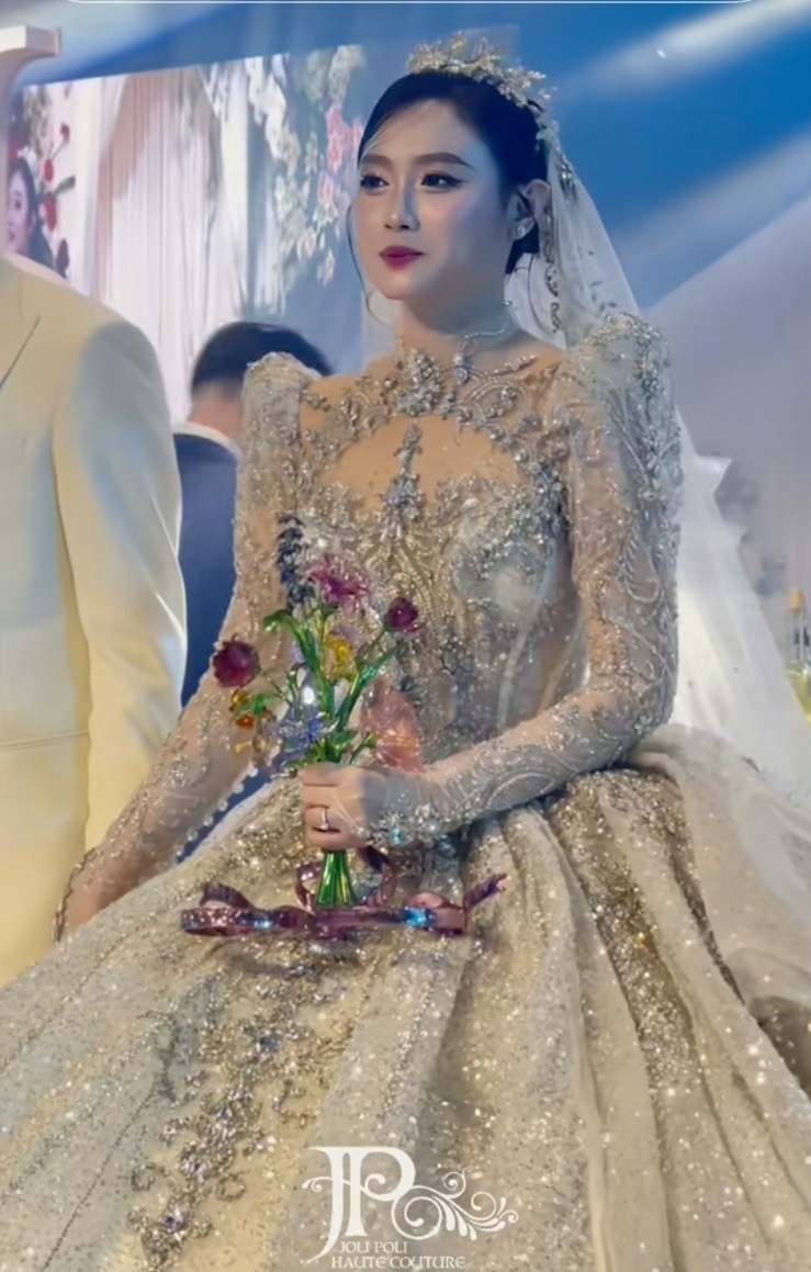 Đồ cô dâu Nguyễn Duyên diện trong lễ cưới đều là hàng cao cấp, xa xỉ.