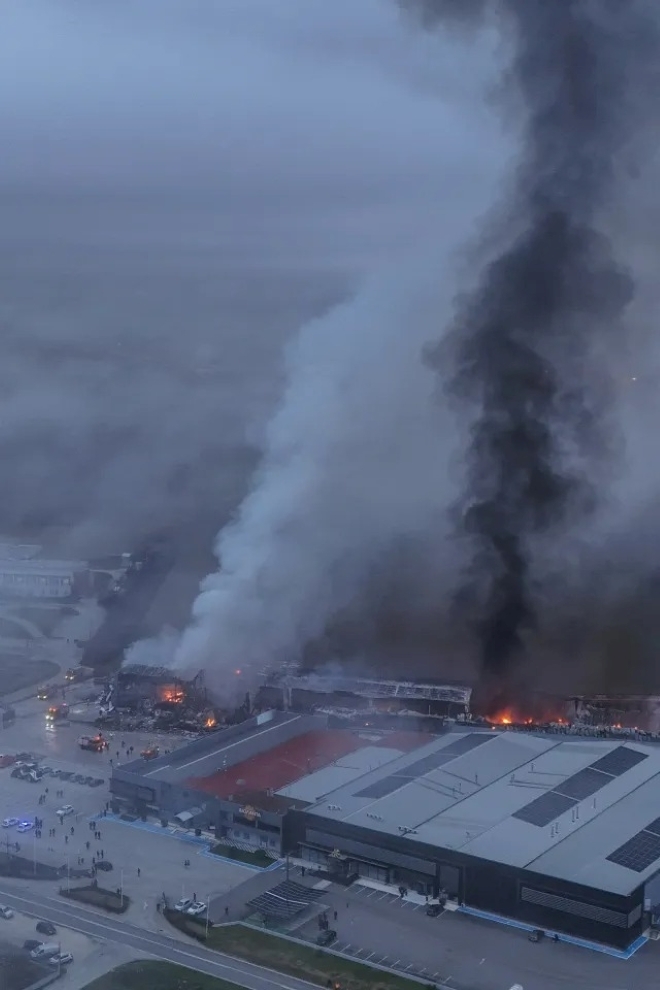 Vụ hỏa hoạn xảy ra sau một tiếng nổ lớn. Ảnh: The Sun