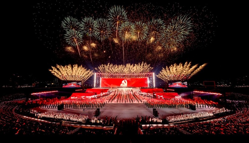 Đại nhạc hội pháo hoa “Dưới lá cờ vẻ vang của Đảng” quy mô hoành tráng chưa từng có tiền lệ. Ảnh: Ánh Dương.