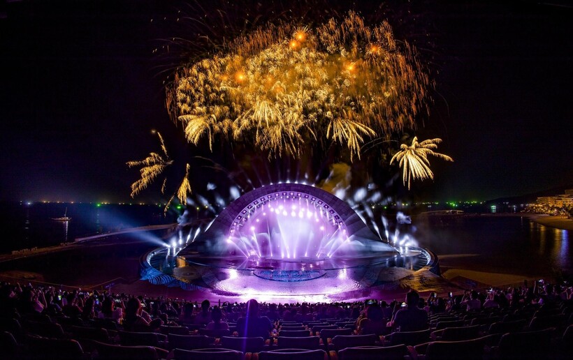 Màn pháo hoa trong show diễn Kiss of The Sea đã trở thành “bữa ăn tinh thần” không thể thiếu của du khách đến Phú Quốc. Ảnh: Ánh Dương.