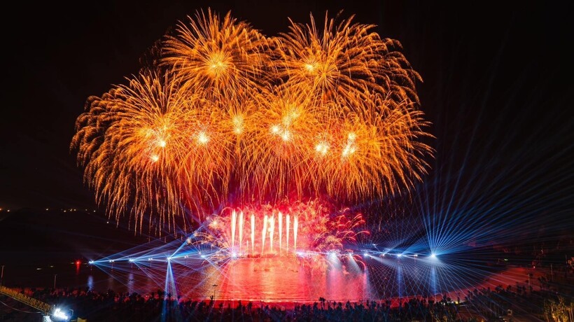 Show diễn pháo hoa đẳng cấp là điểm nhấn thu hút du khách đến với Cát Bà. Ảnh: Ánh Dương.