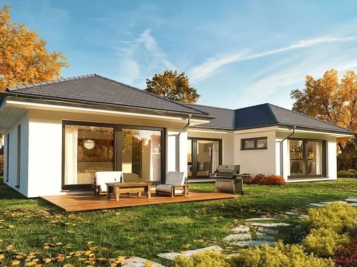 Những ngôi nhà ở nông thôn thường được thiết kế với khuôn viên để trồng hoa và cây cảnh. Do đó, không có gì lạ khi ngôi nhà cấp 4 chữ U này có không gian vườn tược rộng rãi và thoáng đãng.