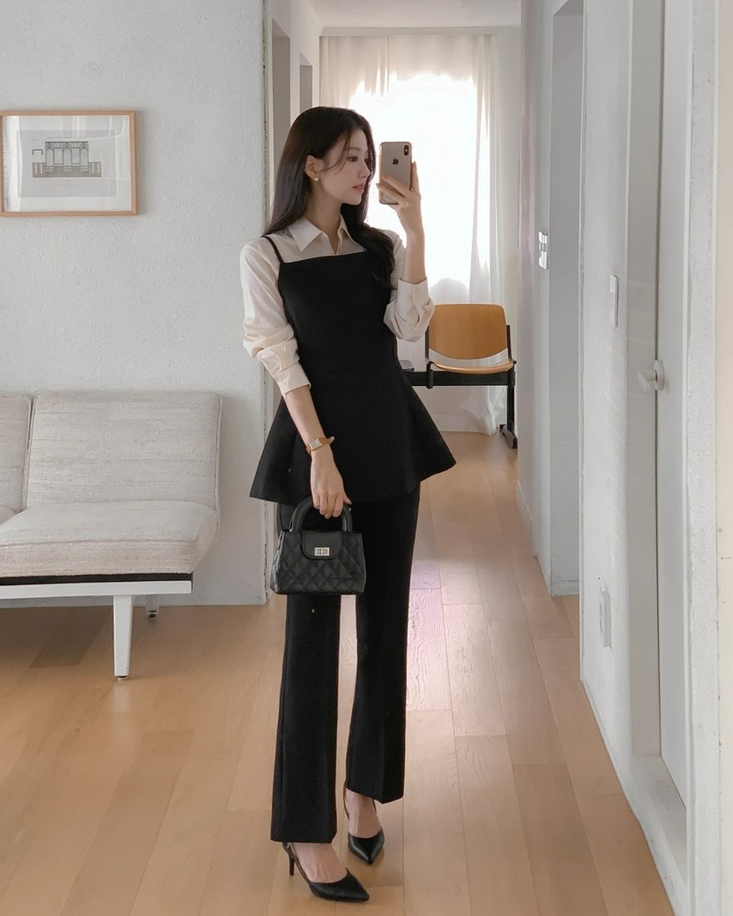 Combo áo sơ mi và áo peplum, quần âu ống vẩy đã tạo nên tổng thể trang phục nữ tính, sang trọng.