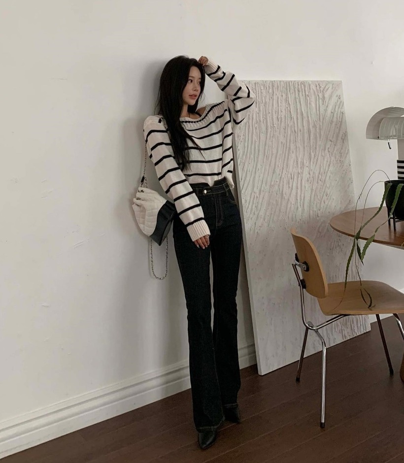 Áo len kẻ ngang luôn là món đồ được yêu thích nhờ vào sự trẻ trung và năng động mà nó mang lại.