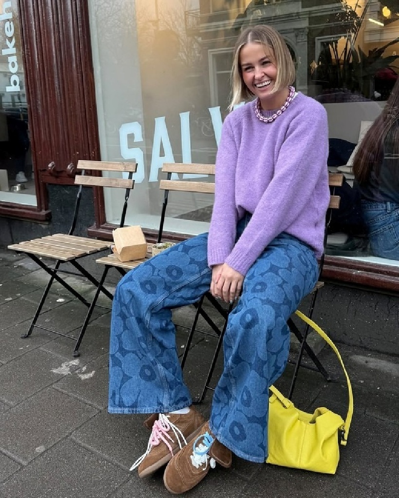 Tím, xanh denim điểm họa tiết hoa, vàng chanh, nâu caramel, hồng, xanh dương, trắng - một bản phối street wear có nhiều gam màu đậm nhạt khác nhau nhưng vẫn gây ấn tượng sành điệu nhờ tinh thần tươi trẻ, sự trẻ trung và thu hút ánh nhìn.