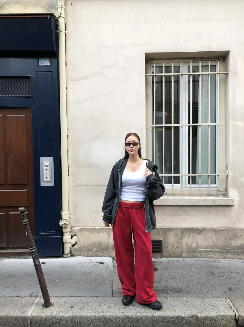 Yêu thích phong cách cá tính, chị em đừng bỏ qua bộ trang phục gồm áo tank top kết hợp với áo khoác và quần nỉ trên đây. Chiếc quần màu đỏ thẫm là tâm điểm của bộ đồ, giúp người mặc thể hiện gu thời trang sành điệu. Trong khi đó, áo tank top và áo khoác mang tông màu trung tính có tác dụng cân bằng tổng thể, đảm bảo sự hài hòa cho bộ cánh.