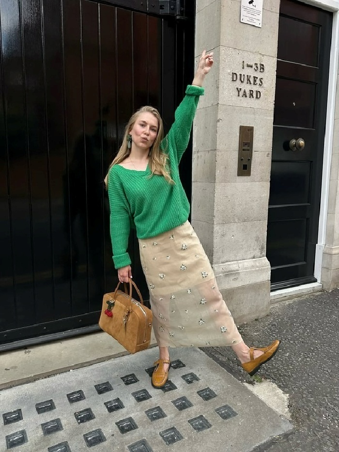 Bản phối sử dụng ba gam màu chủ đạo là xanh lá, cam đất và vàng pastel. Họa tiết hoa thêu rải rác giúp tổng thể nữ tính và quyến rũ hơn. Bên cạnh đó, sự tăng giảm độ đậm nhạt của màu sắc chính là một bí quyết để tạo nên hiệu ứng thị giác cho bản phối đa sắc