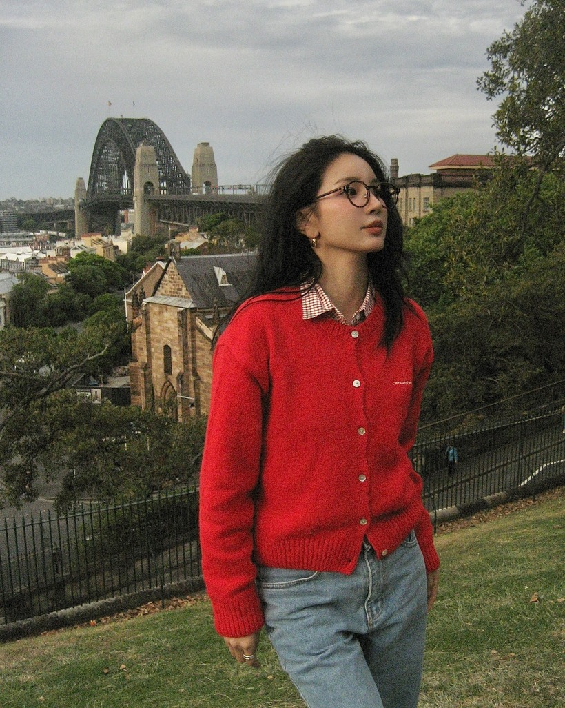 Vừa trẻ trung nhưng cũng chuẩn thanh lịch là ấn tượng về công thức gồm áo sơ mi, cardigan màu đỏ kết hợp với quần jeans xanh. Bộ trang phục còn toát lên vẻ nữ tính, ngọt ngào nhờ tông màu đỏ và xanh denim làm chủ đạo. Đôi khuyên tai dù chỉ là món phụ kiện nhỏ, nhưng lại giúp cả bộ cánh thêm sang chảnh.