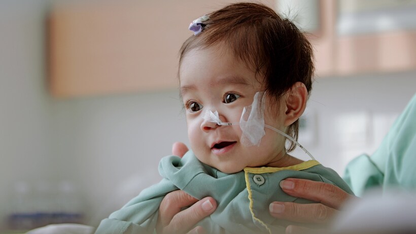 Làn da trắng hồng, nụ cười đã trở lại trên khuôn mặt bé Thiên Di sau hơn một tháng ghép gan.