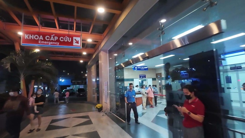 CSGT TPHCM dùng xe đặc chủng mở đường đưa bé trai đến bệnh viện cấp cứu kịp thời. Ảnh: Lao động