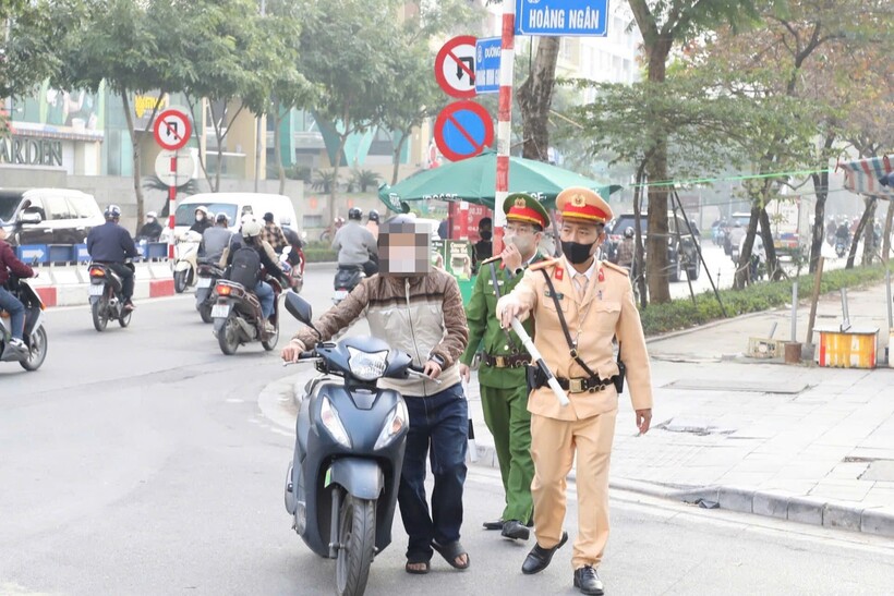 Một số trường hợp phụ huynh chở con đi học vi phạm TTATGT bị phát hiện, xử lý.