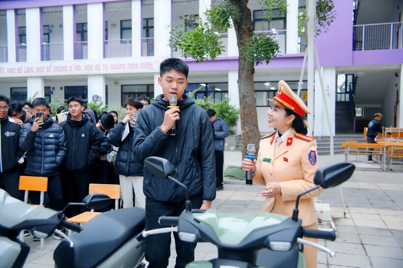 CSGT Hà Nội tuyên truyền ATGT đối với nhóm lứa tuổi học sinh.