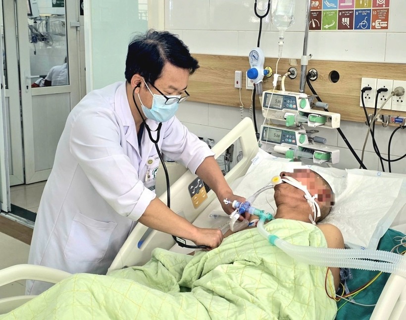 Nguy kịch vì chữa viêm xoang theo hướng dẫn trên mạng xã hội. Ảnh: Vietnamnet.
