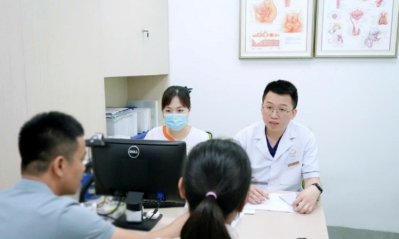 BSCKI Nguyễn Thành Trung, trưởng Khoa khám bệnh – Bệnh viện Nam học và Hiếm muộn Hà Nội tư vấn cho bệnh nhân