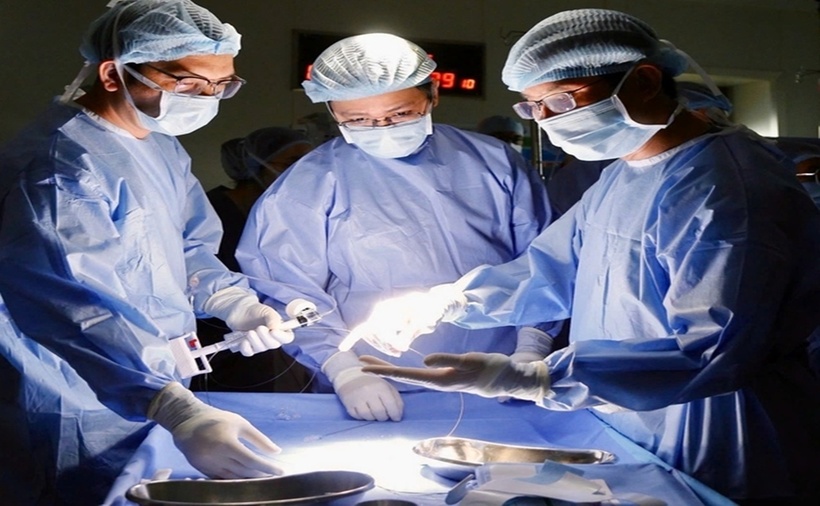 Ê-kíp bác sĩ Bệnh viện Từ Dũ và Nhi đồng 1 thực hiện thông tim xuyên bào thai ca thứ 14. (Ảnh: BVCC/ Sức khỏe và Đời sống).