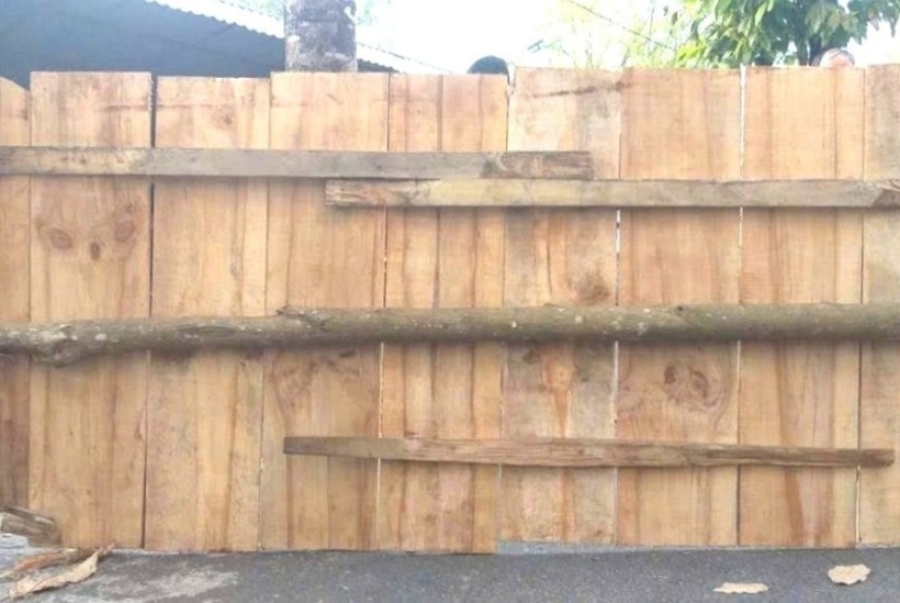 Tấm ván gỗ thông được dùng làm nắp đậy hố chôn xe máy. (Ảnh: Công an tỉnh Gia Lai)