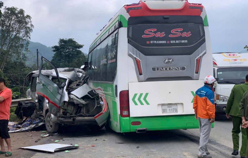 Hiện trường vụ tai nạn giao thông nghiêm trọng khiến 2 người tử vong, 3 người bị thương trên quốc lộ 9, tỉnh Quảng Trị. (Ảnh: Dân Việt)