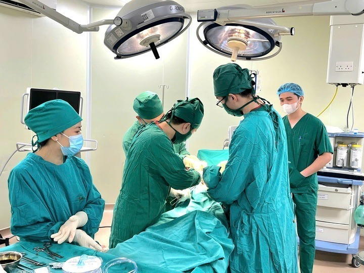 Các bác sĩ tiến hành mổ cho bệnh nhân. Ảnh: VTC News.