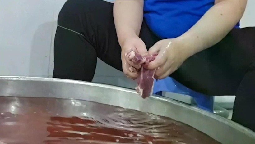 Hình ảnh miếng thịt được sơ chế trong phóng sự báo chí đăng tải. Ảnh: Tiền Phong.
