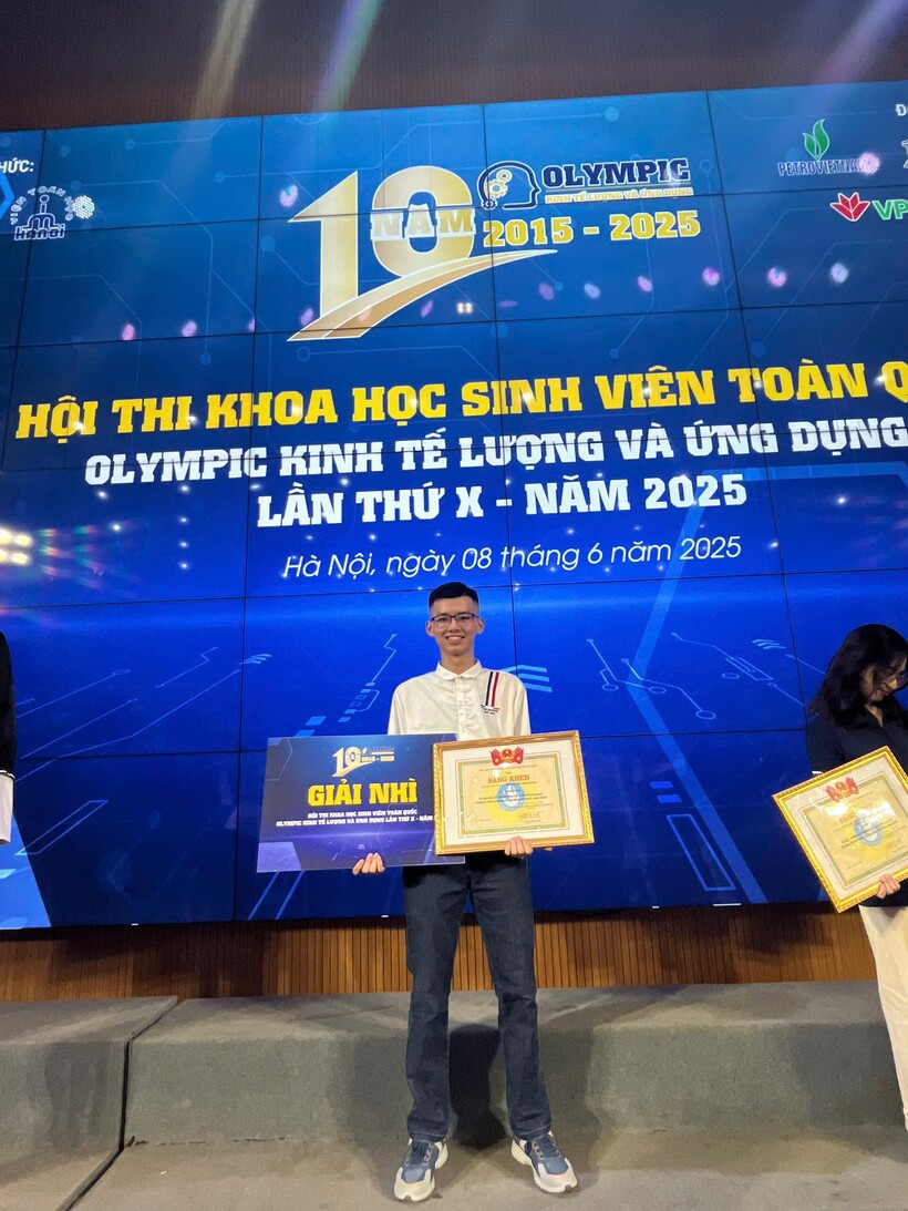 Với thành tích nổi bật, nam sinh viên đạt được nhiều giấy khen, giải thưởng xứng đáng. Ảnh: NVCC