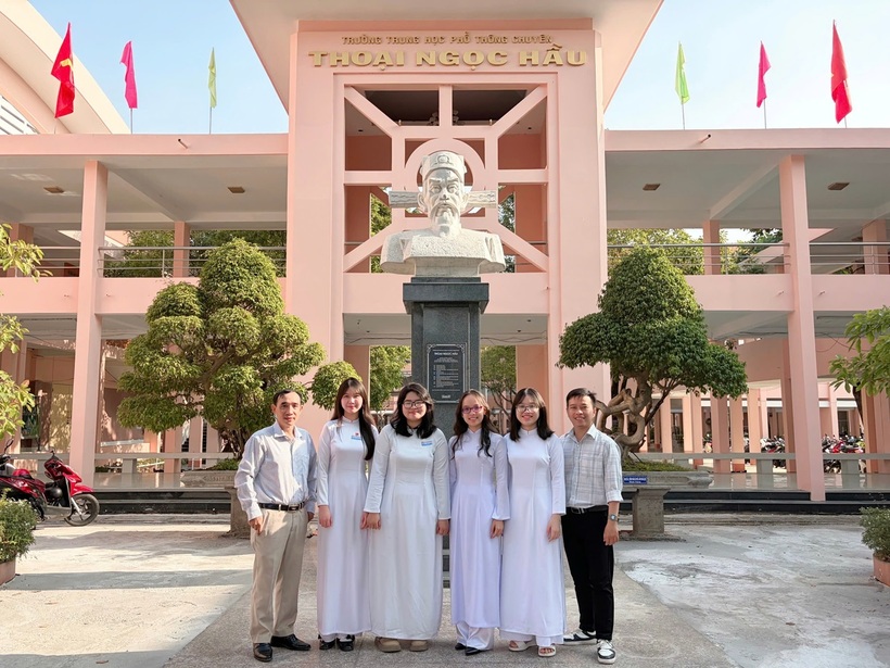 Thầy Nguyễn Văn Quyết (ngoài cùng bên trái) và thầy Nguyễn Xuân Trường (ngoài cùng bên phải) cùng 2 đội thi Eco Wonderers (Ôn Khánh Ngọc, Trần Bảo Minh Anh) và Greenfluence (Nguyễn Lê Thanh Vân, Phan Nguyễn Hương Giang). Ảnh: BTC.