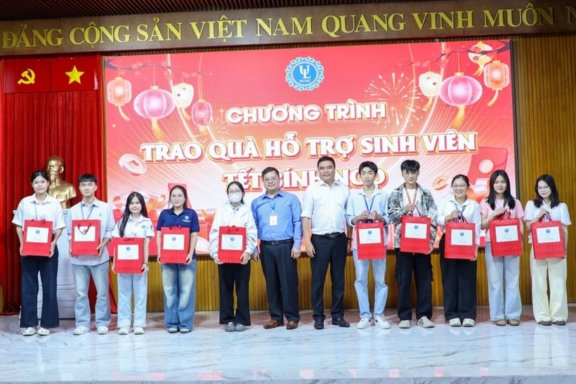 Đại diện Trường Đai học Luật TP.HCM trao quà cho các sinh viên có hoàn cảnh khó khăn nhân dịp Tết đến. (Ảnh: Pháp luật TP.HCM).