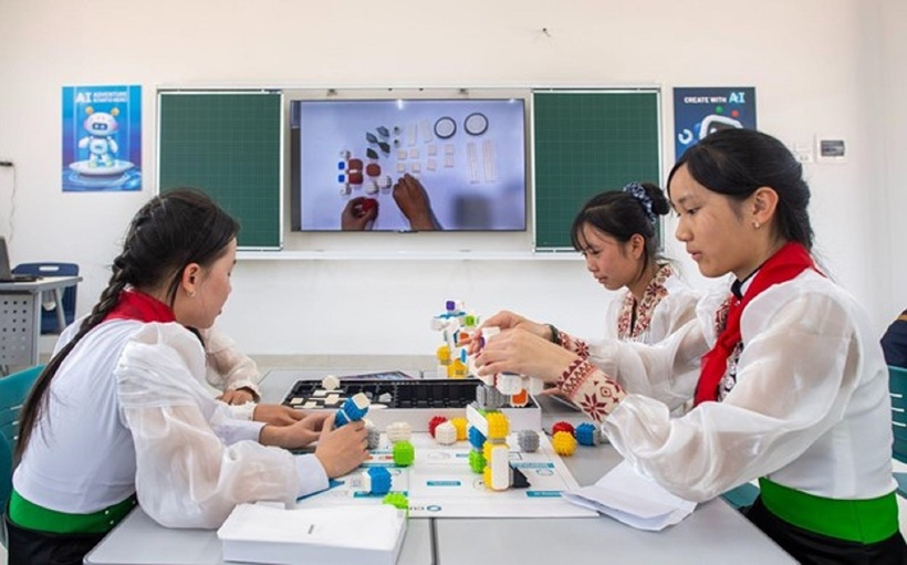 Không gian phòng đa năng được thiết kế linh hoạt, trang bị bảng thông minh, máy tính bảng hiện đại,…phục vụ các môn khoa học – công nghệ, tạo điều kiện để học sinh thực hành ngay trong giờ học, hỗ trợ trực quan cho việc giảng dạy của giáo viên. (Ảnh: Việt Linh)