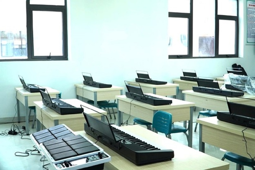 Phòng học chức năng dành cho môn âm nhạc được thiết kế hiện đại, tạo điều kiện để học sinh phát triển năng khiếu nghệ thuật. Hệ thống nhạc cụ được trang bị đầy đủ, từ nhạc cụ hiện đại như đàn organ đến nhạc cụ dân tộc như sáo, đàn tính…giúp các em vừa học tập, vừa nuôi dưỡng tình yêu âm nhạc và gìn giữ bản sắc văn hóa.